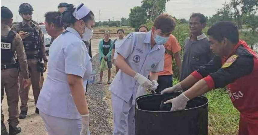 泰國一名男子在路過道路翻修工程工地時，竟然發現路邊裝滿瀝青的200公升裝鐵桶內，竟然泡著一名已經沒有意識的女子，嚇得立刻報警。（圖／翻攝FB／สมาคมกู้ภัยโคกสำโรงสงเคราะห์）