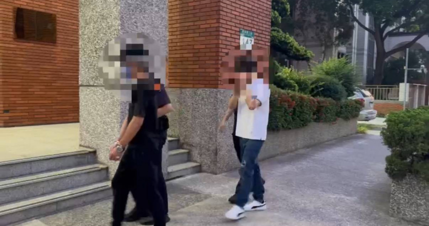 三重2男拒檢逃逸，撞車自摔落網搜出3毒。（圖／翻攝畫面）