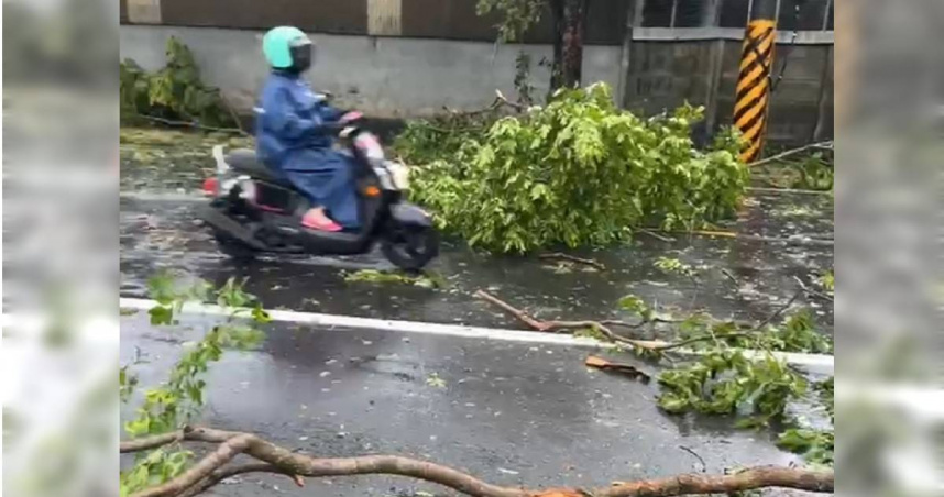丹娜絲也造成全台各地出現大規模停電情況，截至今天上午9時，共有49萬5770戶曾停電。（圖／CTWANT）