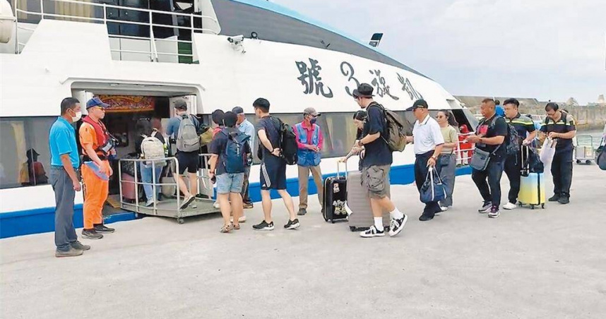 熱帶性低氣壓外圍環流影響，部分離島船班7月18日午後停航。（示意圖／報系資料照）