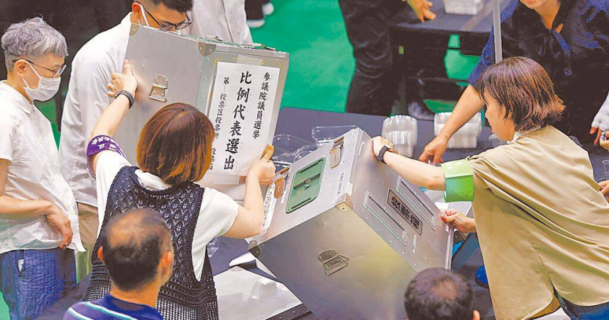 日本參議院20日選舉，計票中心人員打開投票箱計票。（圖／達志／路透）