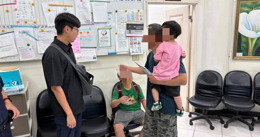 桃園市大園警分局三菓派出所員警於24日下午4時許巡邏行經三和路時，9歲的張姓男童獨自街頭徘徊，經員警見回關懷了解，男童因不小心弄丟作業本怕被父親責罵，獨自離家在街頭徘徊，員警聽完後對男童開導化開的心結，後續則通知男童父親前來將人平安帶返家。(圖／大園分局提供)