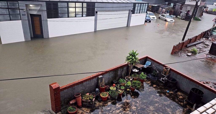 中南部受到暴雨侵襲，各地傳出淹水災情。（圖／華山基金會東石站提供）