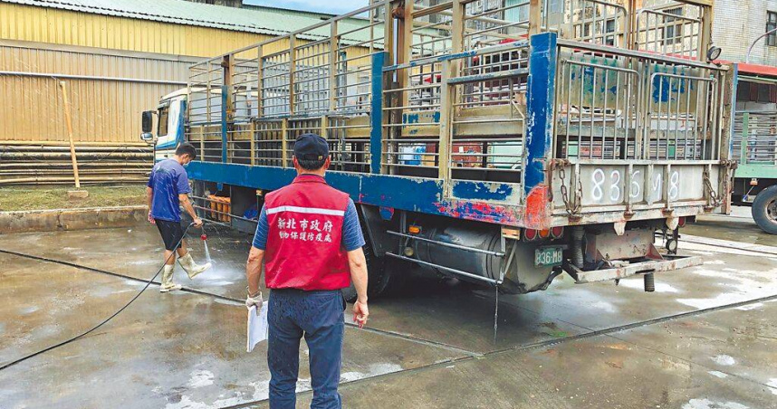 新北市動保處防疫人員查核運豬車輛是否有裝設GPS。（圖／新北市動保處提供／中國時報王揚傑新北傳真）