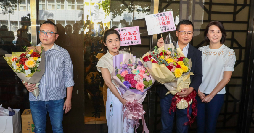 今日上午民眾黨秘書長周榆修、國民黨立委王鴻薇、羅智強、徐巧芯赴北檢贈花給檢察長王俊力，並呼籲北檢不要成為政治施壓工具，而對此北檢則表示將會把花贈給公益團體或銷毀。（圖／黃耀徵攝）