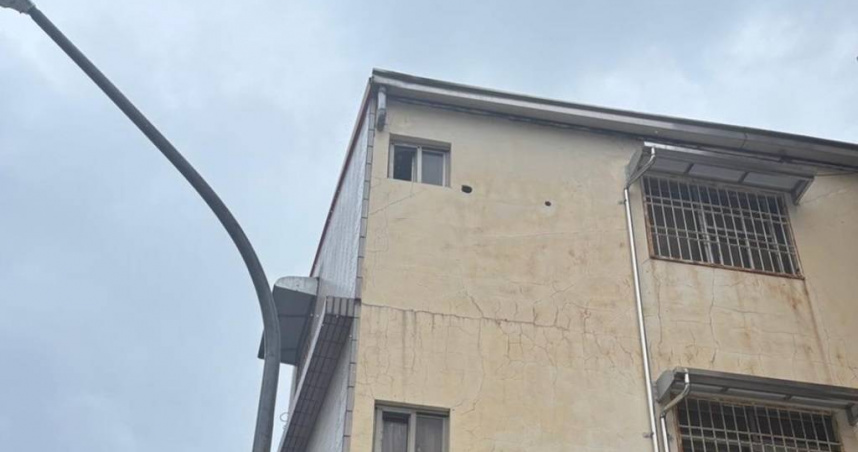 高雄張姓老翁在颱風天上屋頂修漏水，卻不慎失足墜落，急救後宣告不治。（圖／翻攝畫面）