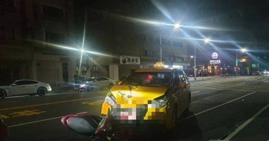 女騎士衝巷口遭計程車撞拖4車道。（圖／翻攝畫面）