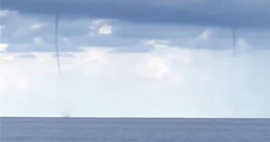 蘭嶼海面上出現雙水龍捲，水柱直衝天際，場面壯觀。（圖／翻攝畫面）