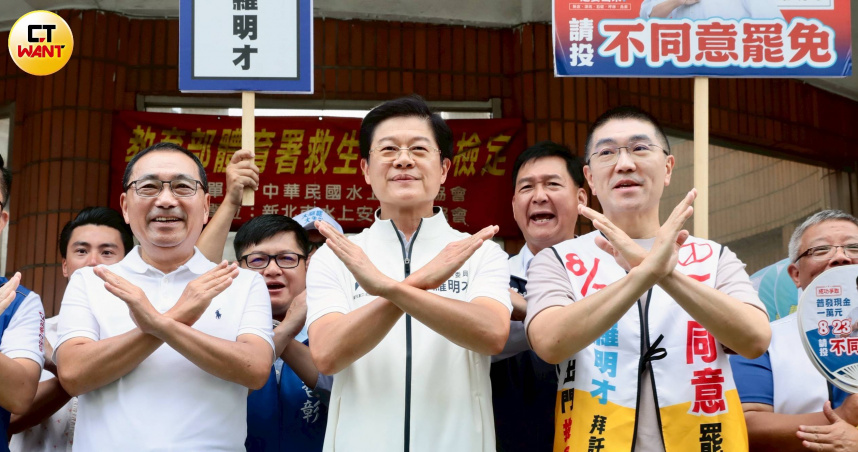 國民黨立委羅明才宣布罷免案不成立，深深一鞠躬感謝選民力挺，並呼籲執政黨停止政治鬥爭。（圖／黃耀徵攝）