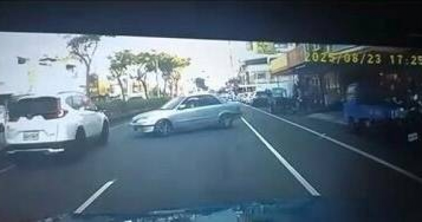 85歲老翁誤打排檔連撞2車。(圖 /翻攝畫面)
