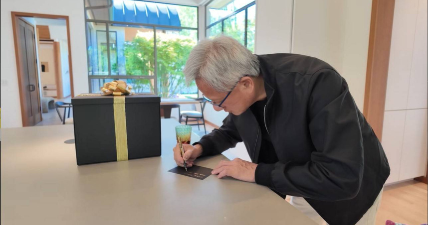 黃仁勳親筆寫下「給機器人，享用你的新大腦！」引爆話題。（圖／翻攝自X／nvidia）