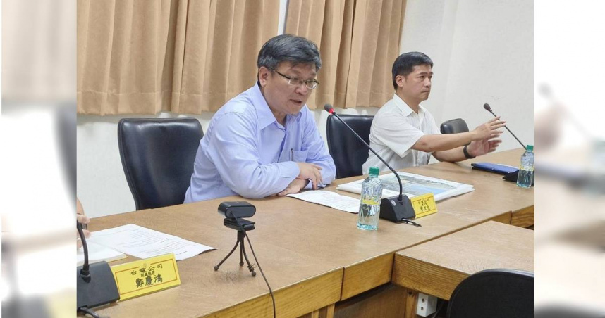 高雄興達電廠新二號燃氣機組9日晚間測試時發生爆炸，現場竄出火光，嚇壞當地居民，事後台電因未能在第一時間對外說明，引發里長、居民不滿，台電董事長曾文生今（10）日公開致歉，坦言當下由市府副市長出面回應並不妥，強調未來將由廠長、工程處長直接對外說明進度。（圖／中國時報記者林雅惠攝）