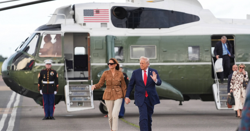 美國總統川普結束對英國的國事訪問返美途中，搭乘的「海軍陸戰隊一號」直升機因液壓系統出現輕微故障。（圖／達志／美聯社）