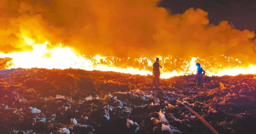 新豐掩埋場19日凌晨起火，燃燒面積達1500平方公尺，新竹縣消防局派遣大批人車前往救災。（圖／新竹縣消防局提供／中國時報邱立雅竹縣傳真）