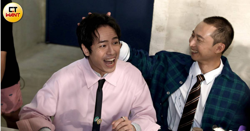 張瑞夫（左）被問到Lulu婚事，被浩子虧表情開心點。（圖／侯世駿攝）