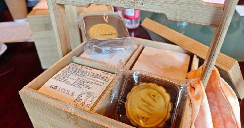 上海一名男子購買高檔酒店的月餅禮盒，投訴裡面有塑膠片，不法獲利近5萬人民幣。（圖／翻攝自上游新聞微博）