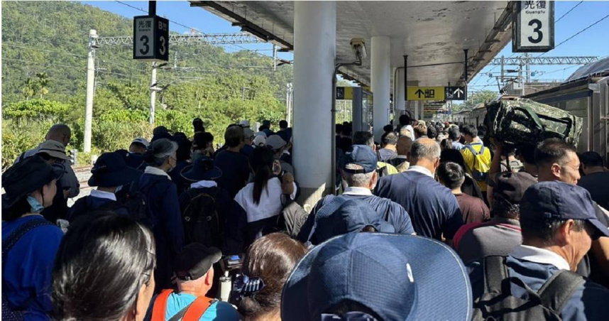 花蓮光復車站月台一早湧入大批志工。（圖／羅亦晽赦）