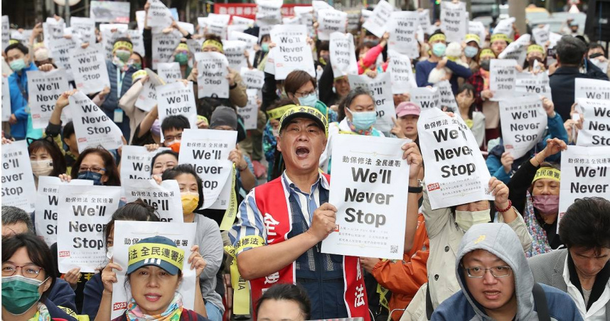 野生動物保護團體提倡修正《動物保護法》希望全面禁止餵食流浪動物，卻有不少專家吐槽現有稽查人力根本難以施行，不妨集中火力貫徹造冊列管與絕育政策，才能有效減少「浪浪」悲劇。（圖／報系資料照）