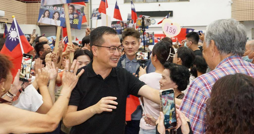 羅智強12日晚間在高雄舉行座談會，入場時受到民眾歡迎。（圖／中國時報丁治綱攝）