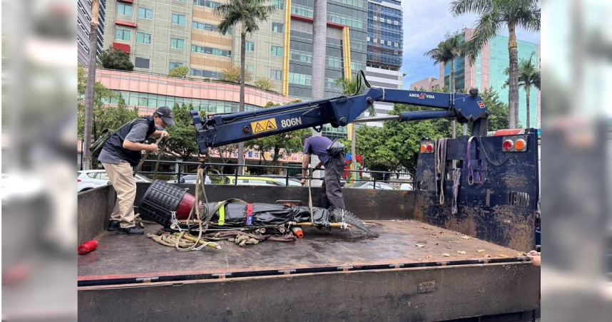 嘉義鱷魚養殖業者阮茂盛因不滿農業部修法禁止飼養鱷魚，怒帶鱷魚北上抗議。（圖／翻攝畫面）