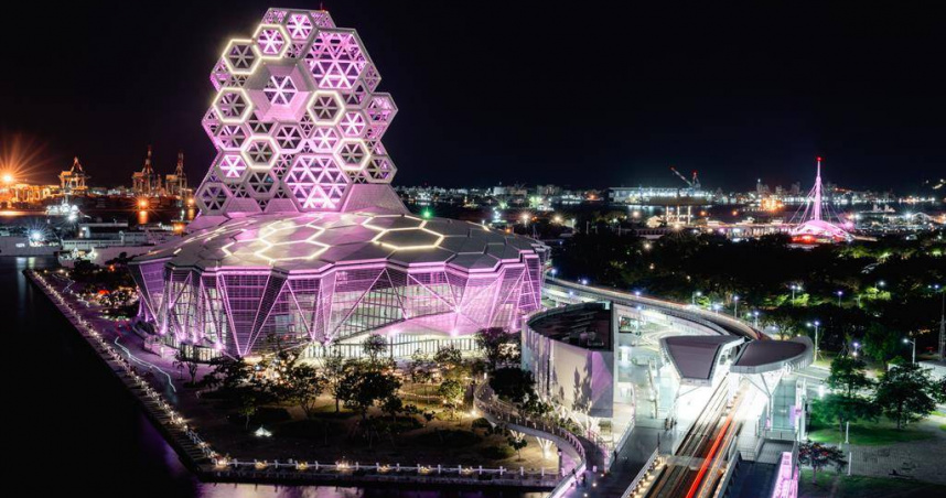 迎接韓國天團BLACKPINK開唱，高雄流行音樂中心等6大景點點亮粉紅燈光。（圖／高市觀光局）