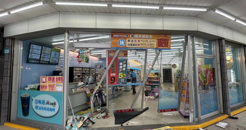 超商玻璃門遭小貨車撞破一個大洞。（圖／翻攝畫面）