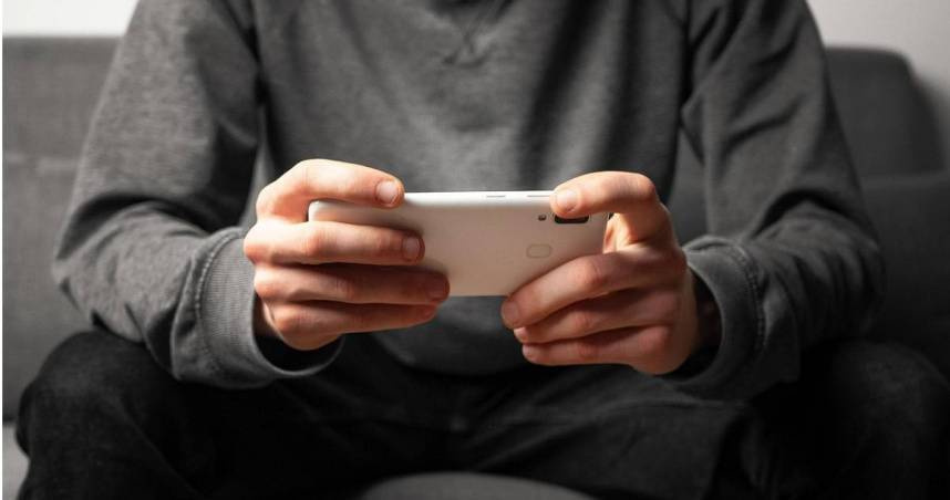 醫生提醒，長期熬夜、作息顛倒、長時間盯著手機或打遊戲有害健康。（示意圖／Pixabay）