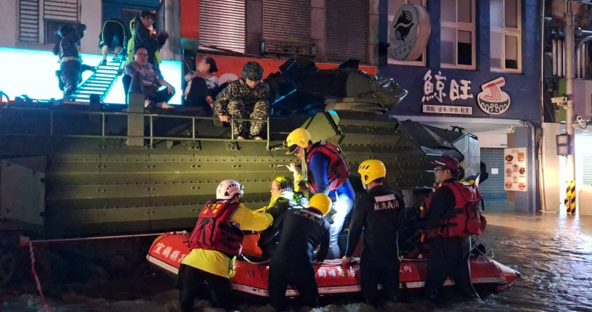 軍方及消防人員派出兩棲戰車、救生艇協助居民脫困。（圖／翻攝自臉書／蘇澳鎮公所）