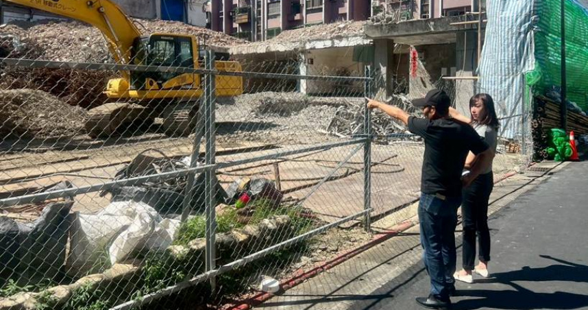 北市吳興街二期整宅都更案自2024年中旬啟動拆除，如今終於要進一步動工蓋新房。圖為台北市議員許淑華（右）於拆除時直擊現場關心情況。（圖／翻攝自許淑華臉書）