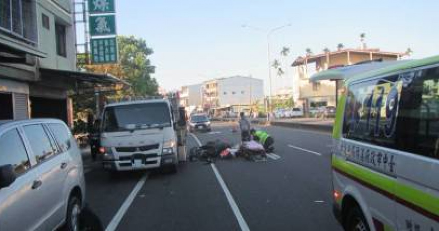 騎士自撞違停瓦斯貨車頭部重創不治身亡。（圖 ／翻攝畫面）