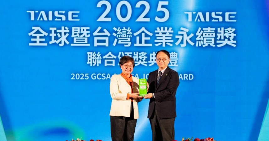 2025第十八屆台灣企業永續獎26日在台北圓山大飯店舉行頒獎典禮，台電由副總經理兼永續長蔡志孟(右)代表，自勞動部次長黃玲娜(左)手中接下大獎。（圖片提供／台電）