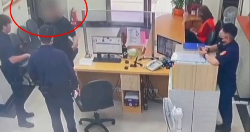 58歲男騎微型電動車闖派出所喊：我吸毒了。（圖 ／翻攝畫面）