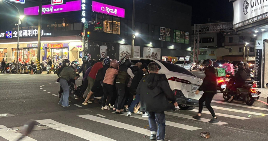 新竹昨晚發生車禍。（圖／翻攝臉書／新竹市議員 黃文政 我好用）