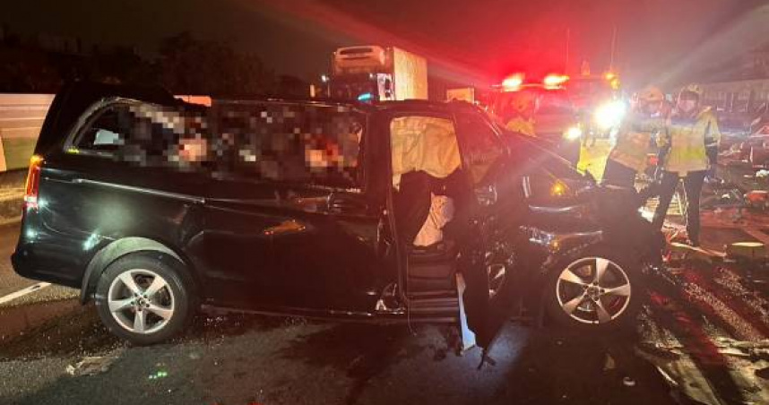 聯結車猛撞3車釀連環劫，特斯拉二度追撞1死9傷。（圖 ／翻攝畫面）