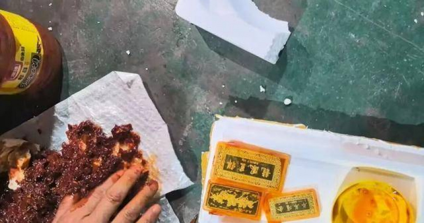 警方成功攔截藏有黃金的辣椒醬包裹，現場查出3塊金條與3顆金珠。（圖／翻攝自環球網資訊，下同）