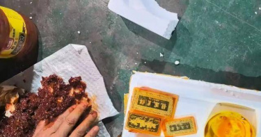 警方成功攔截藏有黃金的辣椒醬包裹，現場查出3塊金條與3顆金珠。（圖／翻攝自環球網資訊，下同）