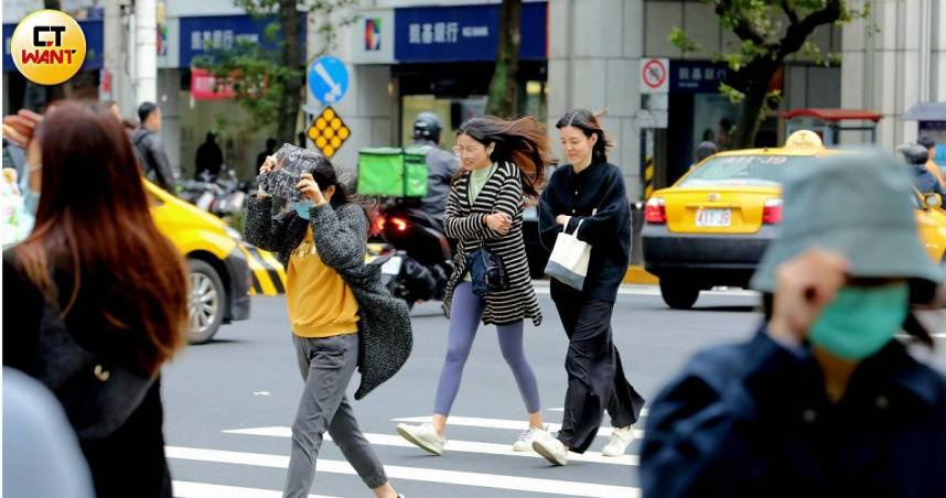 專家透露，下個週末可能有入冬以來最強的冷空氣南下，屆時北部、東北部低溫下探10至11度。（示意圖／周志龍攝）