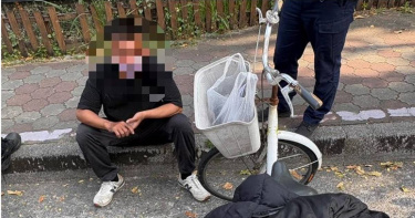 曾姓男子13日中午闖入校園追殺學生，被趕來的警方逮捕，並遭檢方聲押獲准。（圖／翻攝畫面）