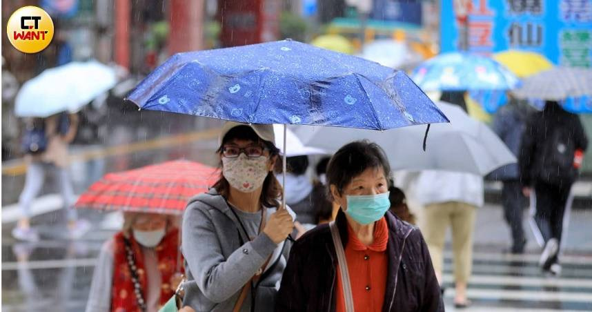 氣象署下午5時55分發布大雨特報，東北風影響，今天基隆北海岸、新北市及宜蘭地區有局部大雨發生的機率。（示意圖／周志龍攝）