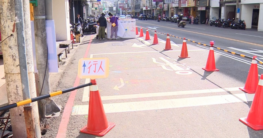 逢甲商圈一整排三角錐，封路辦活動，插著告示寫行人。（圖／東森新聞）