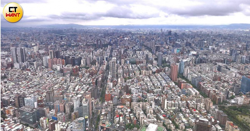 李忠哲看明年房市，認為「央行」還是主宰市場生死的最大關鍵，若央行持續未鬆綁，明年將繼續陷入「了無生氣」的僵局。（圖／林榮芳攝）