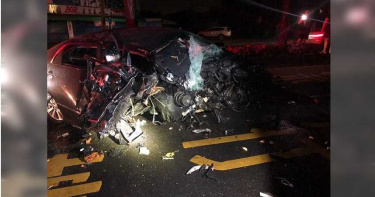 開車外出自撞分隔島 夫妻噴飛車外重傷