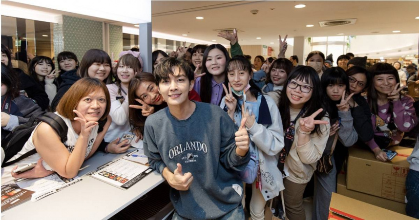 炎亞綸周末擔任火一日店長，近距離互動寵粉，他也將在3月28日登上高雄流行音樂中心海音館開唱。（圖／晴空鳥提供）