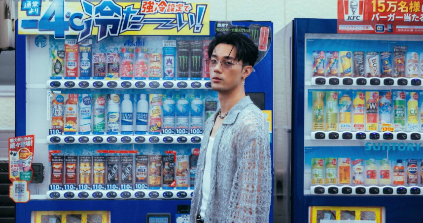 TRASH貝斯手博文單飛推出個人首本聲景寫真輯《Play Bass Boy》。（圖／華納音樂提供）