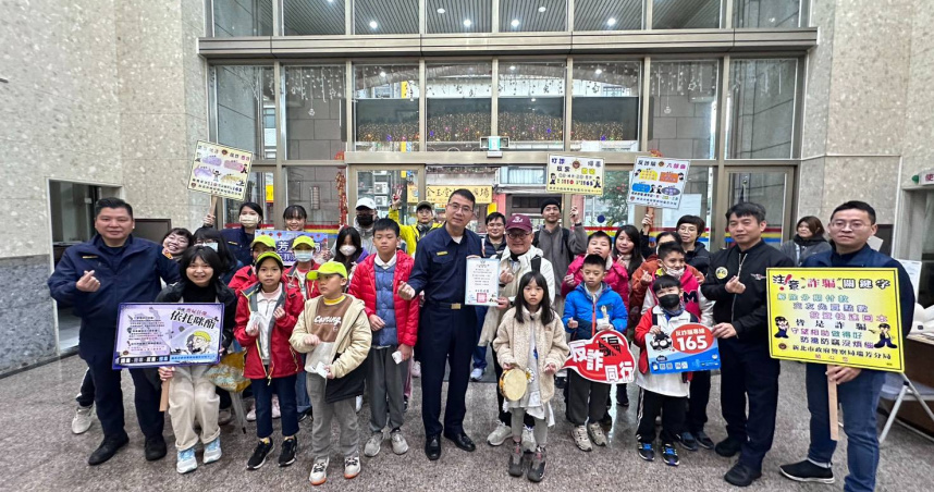 鼻頭國小師生前往瑞芳分局，感謝警察一年來的辛勞。（圖／翻攝畫面）