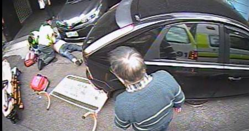 消防跪地按壓25分奇蹟救回美籍男。（圖／翻攝自臉書＠tccfwebfans）