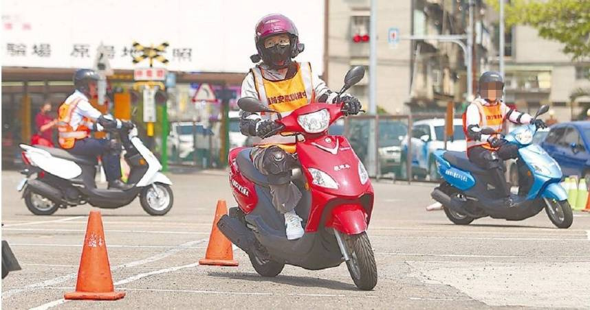 交通部公路局表示，115年1月31日起修正施行之道路交通管理處罰條例及道路交通安全講習辦法，無照駕駛罰鍰提高，所有無照違規者還須自費參加道路交通安全講習。（示意圖／報系資料照）