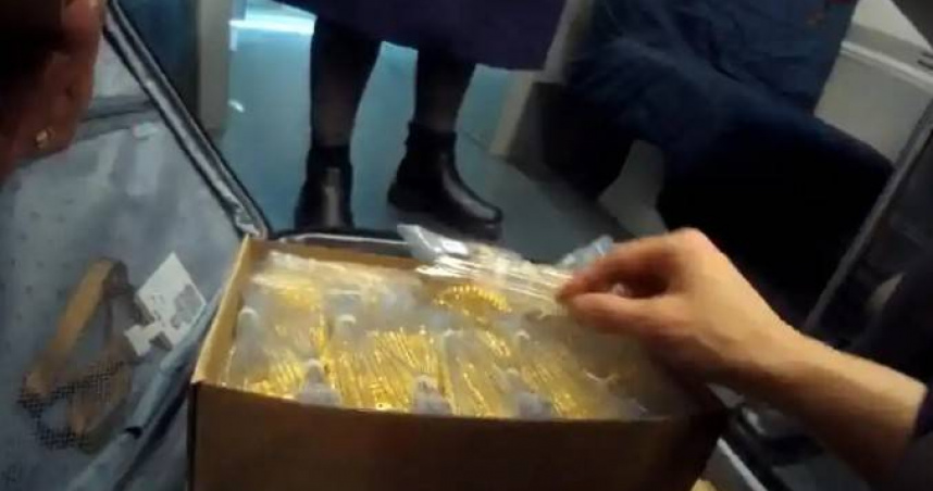 大陸1列高鐵列車近日抵達上海站後，列車長在例行巡查時發現旅客遺落的1只黑色行李箱，打開後竟是重達12公斤的黃金飾品。（圖／翻攝自微博）