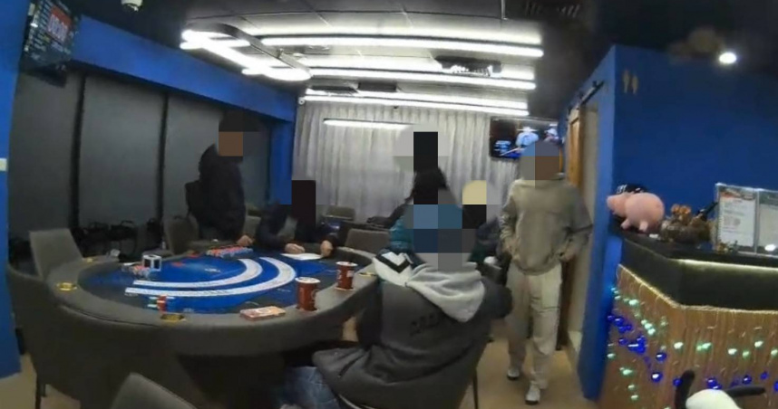 汐止某德州撲克賭場以合法掩護非法，供賭客在館內博弈遭警方逮捕。（圖／翻攝畫面）