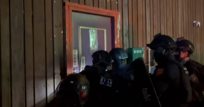 新北警方展開「鐵騎專案」，近日到五股區某賭場攻堅，逮捕賭客和負責人送辦。（圖／翻攝畫面）